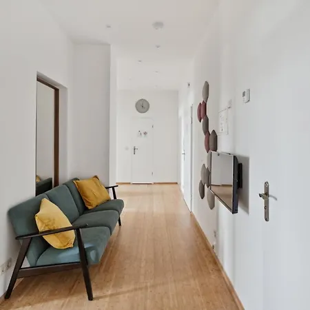 Fuer 13 Gaeste, 5 Schlafzimmer, 2 Baeder, 2 Loggia's, Zentrum Ost Διαμέρισμα