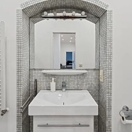 Fuer 13 Gaeste, 5 Schlafzimmer, 2 Baeder, 2 Loggia's, Zentrum Ost *