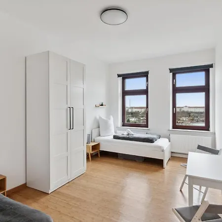 Fuer 13 Gaeste, 5 Schlafzimmer, 2 Baeder, 2 Loggia's, Zentrum Ost * Λειψία