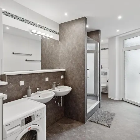 Fuer 13 Gaeste, 5 Schlafzimmer, 2 Baeder, 2 Loggia's, Zentrum Ost *