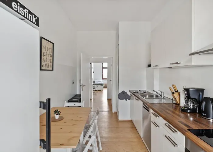 Fuer 13 Gaeste, 5 Schlafzimmer, 2 Baeder, 2 Loggia's, Zentrum Ost Apartman Lipcse