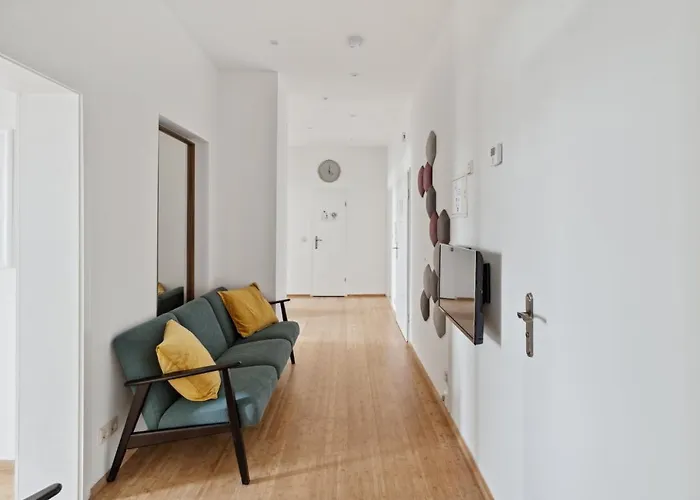 Fuer 13 Gaeste, 5 Schlafzimmer, 2 Baeder, 2 Loggia's, Zentrum Ost Apartman