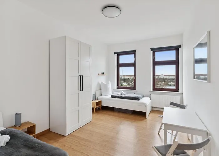 Fuer 13 Gaeste, 5 Schlafzimmer, 2 Baeder, 2 Loggia's, Zentrum Ost * Lipcse