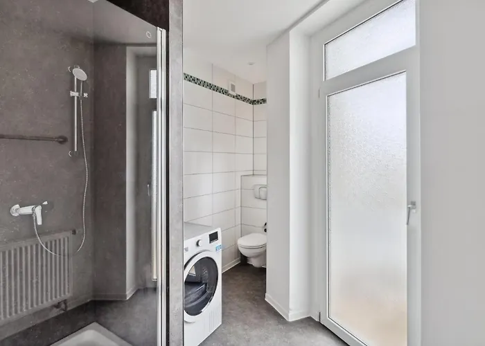 Fuer 13 Gaeste, 5 Schlafzimmer, 2 Baeder, 2 Loggia's, Zentrum Ost Apartman Lipcse