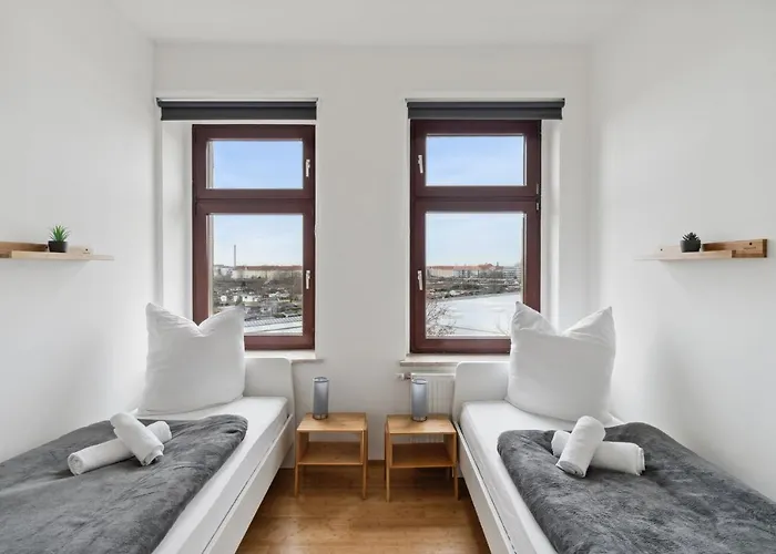 Fuer 13 Gaeste, 5 Schlafzimmer, 2 Baeder, 2 Loggia's, Zentrum Ost Apartman Lipcse