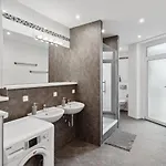 Fuer 13 Gaeste, 5 Schlafzimmer, 2 Baeder, 2 Loggia's, Zentrum Ost *