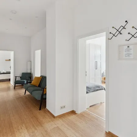 Appartamento Fuer 13 Gaeste, 5 Schlafzimmer, 2 Baeder, 2 Loggia's, Zentrum Ost Lipsia