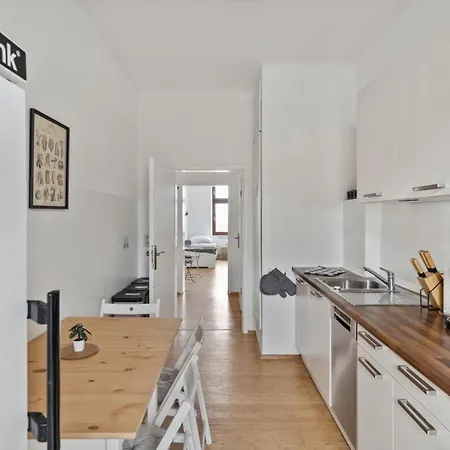 Fuer 13 Gaeste, 5 Schlafzimmer, 2 Baeder, 2 Loggia's, Zentrum Ost Appartamento Lipsia