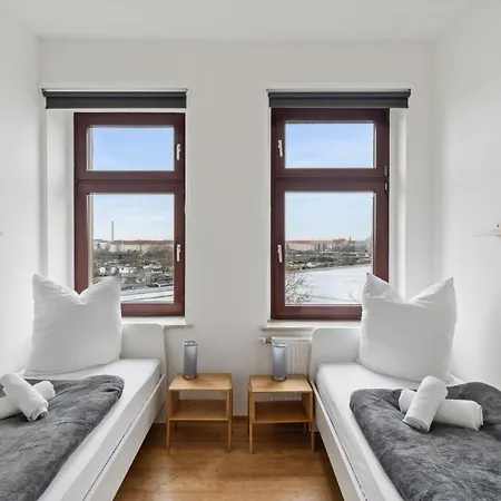 Fuer 13 Gaeste, 5 Schlafzimmer, 2 Baeder, 2 Loggia's, Zentrum Ost 아파트 라이프치히