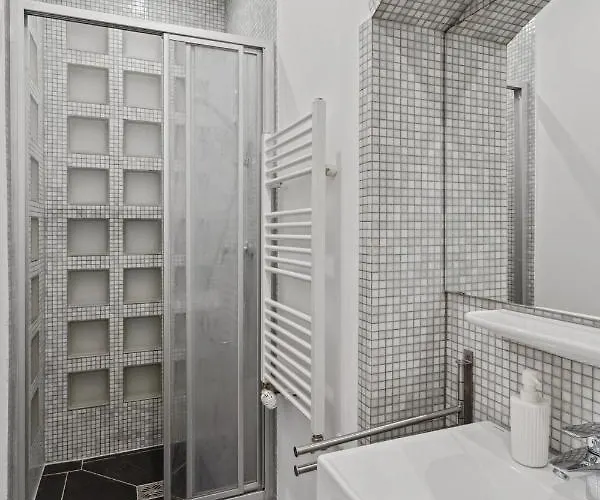 Fuer 13 Gaeste, 5 Schlafzimmer, 2 Baeder, 2 Loggia's, Zentrum Ost