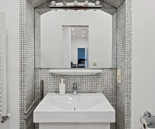 Fuer 13 Gaeste, 5 Schlafzimmer, 2 Baeder, 2 Loggia's, Zentrum Ost *