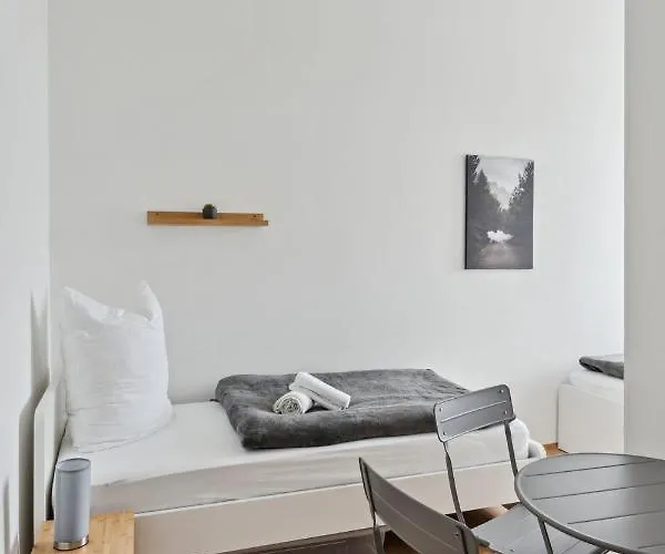 Fuer 13 Gaeste, 5 Schlafzimmer, 2 Baeder, 2 Loggia's, Zentrum Ost Λειψία
