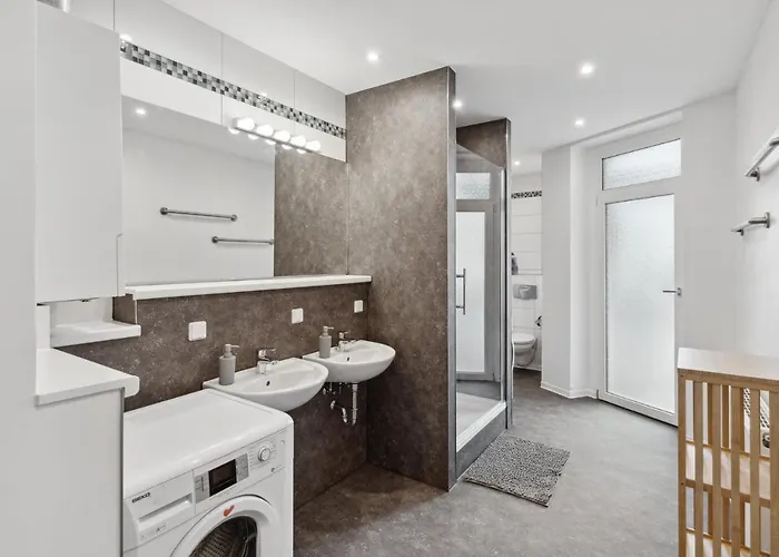 Fuer 13 Gaeste, 5 Schlafzimmer, 2 Baeder, 2 Loggia's, Zentrum Ost *